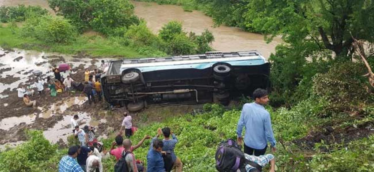 TSRTC bus slips into gorge; Passengers have narrow escape