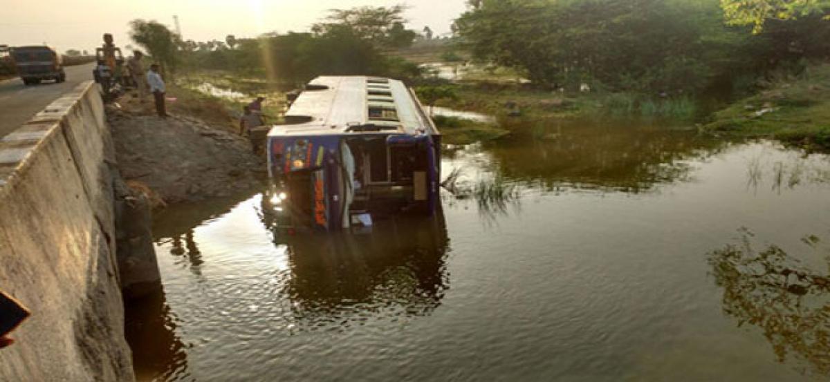 20 passengers injured after bus falls into Nalgonda reservoir