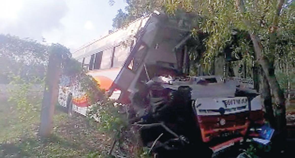 10 hurt as APSRTC bus hits palm oil tanker in Ongole
