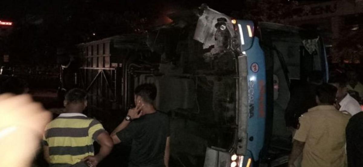 8 injured after bus overturns on Sion-Panvel Expressway