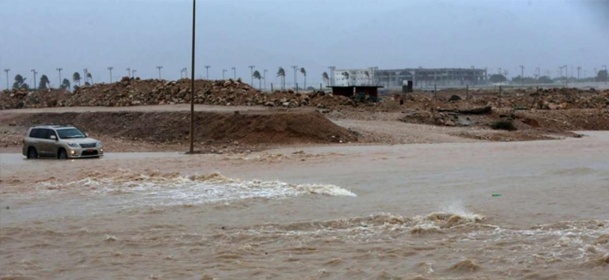 After pummeling Yemeni island, Cyclone Mekunu shuts down Omans airport