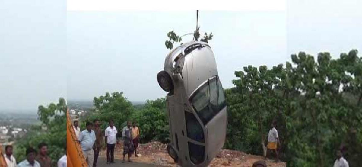 Car parked near Tiruttani temple falls into Canyon