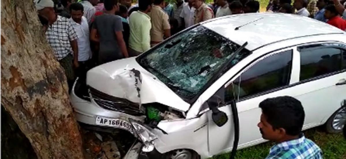 SI, wife killed as car rams into tree