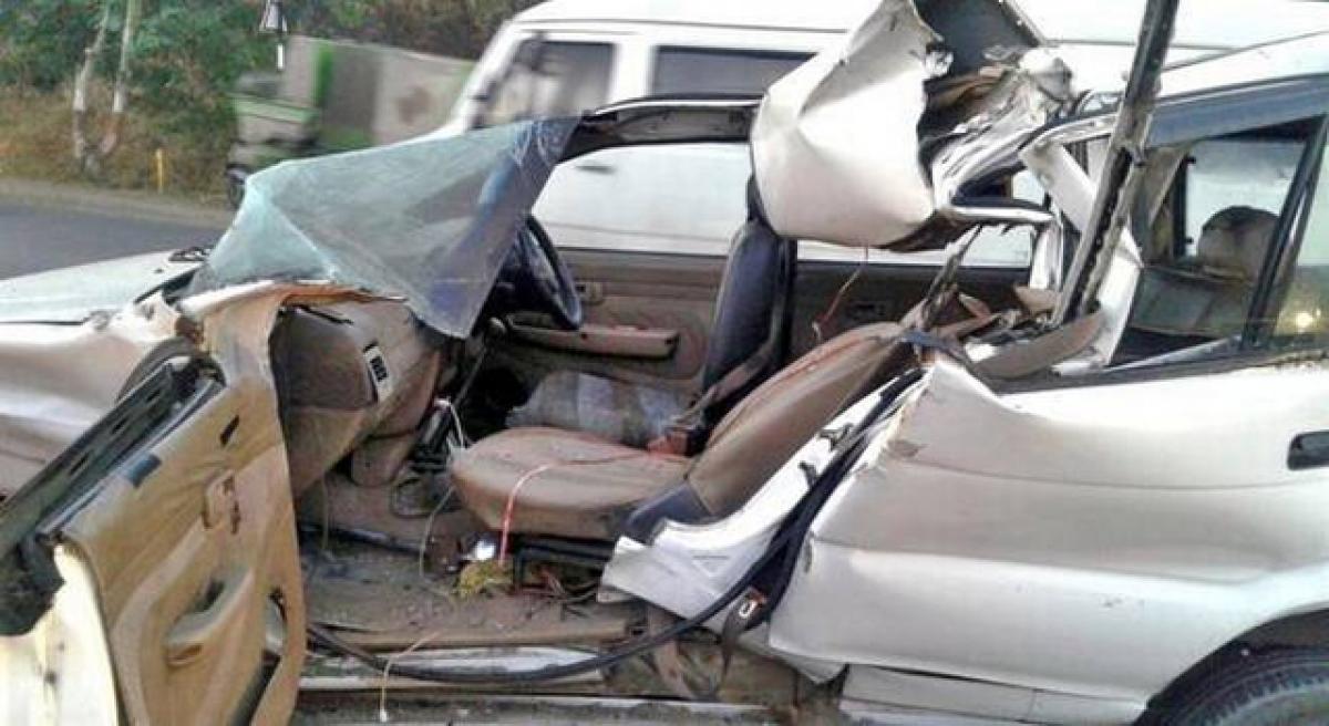 2 killed as car hits stationary vehicle