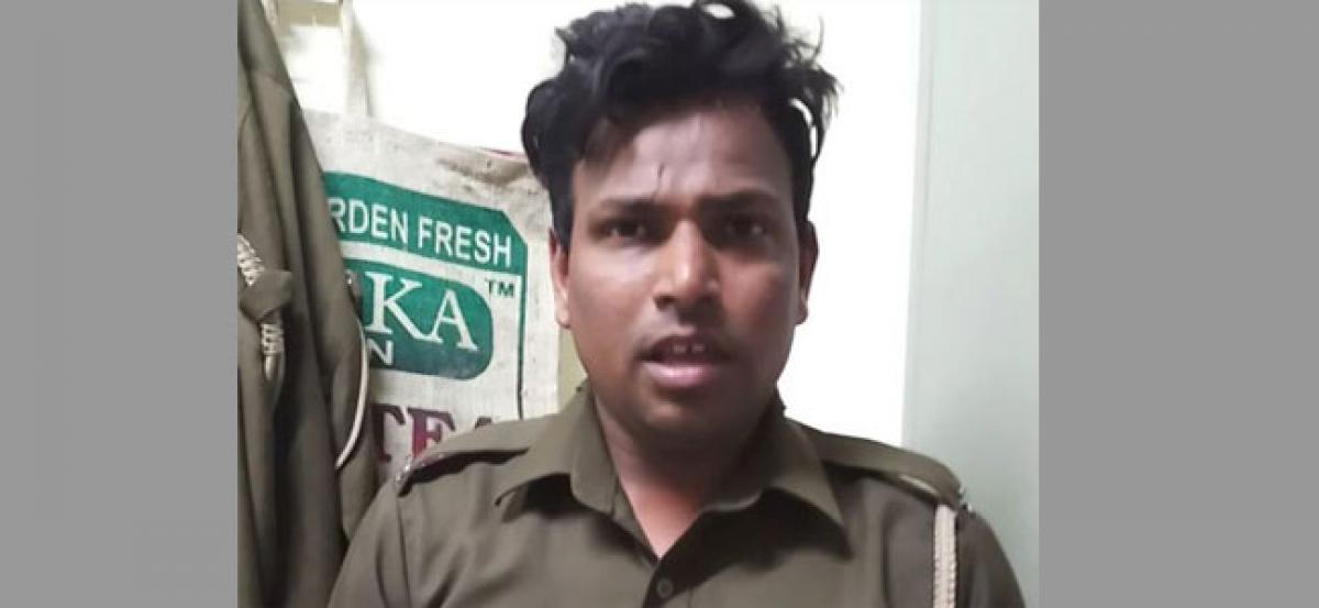 Man posing as cop held in Delhi