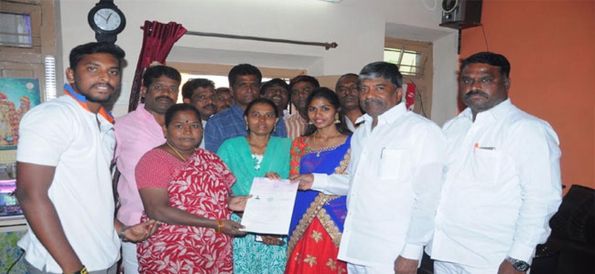 Minister extends CMRF cheques