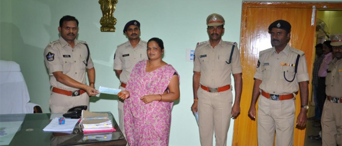 SP M Ravi Prakash hands over aid to Home Guard’s widow
