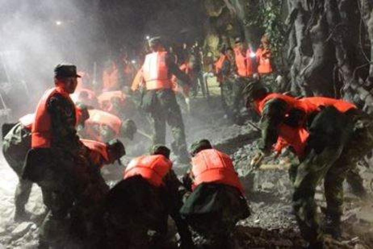 50,000 tourists evacuated after China quake