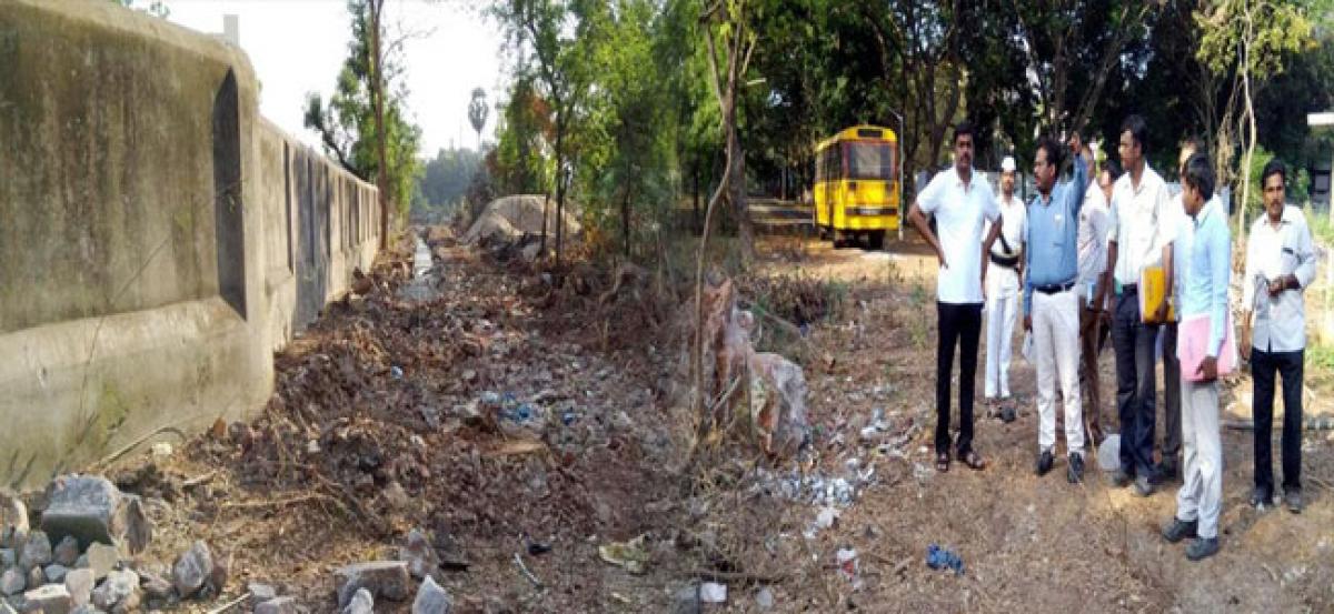 Civic chief inspects drains