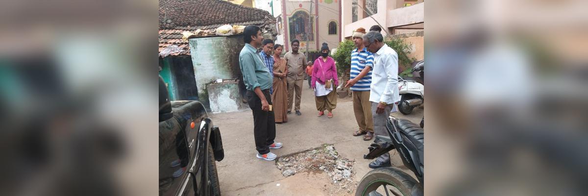 Deputy Commissioner inspects sanitation