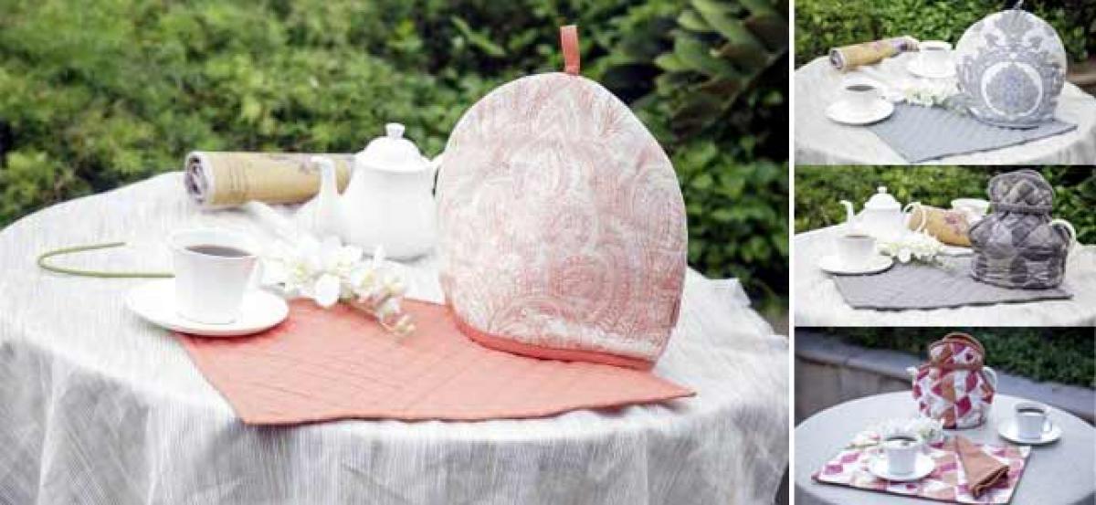 Maspar: A set of tea cozy and tray cloth