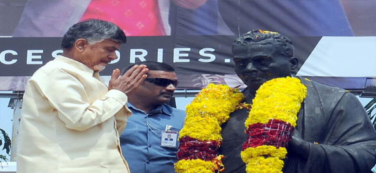 Chief Minister pays rich tributes to Tanguturi Prakasam