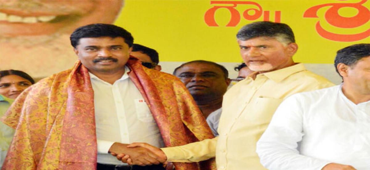 Chandrababu Naidu f felicitates MEIL PV Krishna Reddy