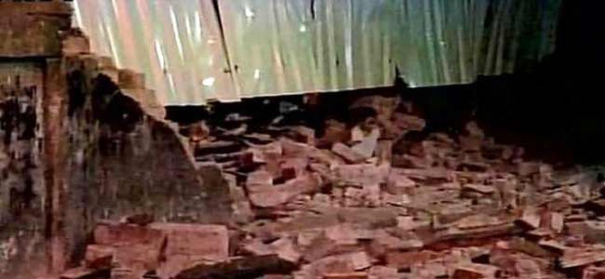Mumbai : 2 missing after portion of building collapses