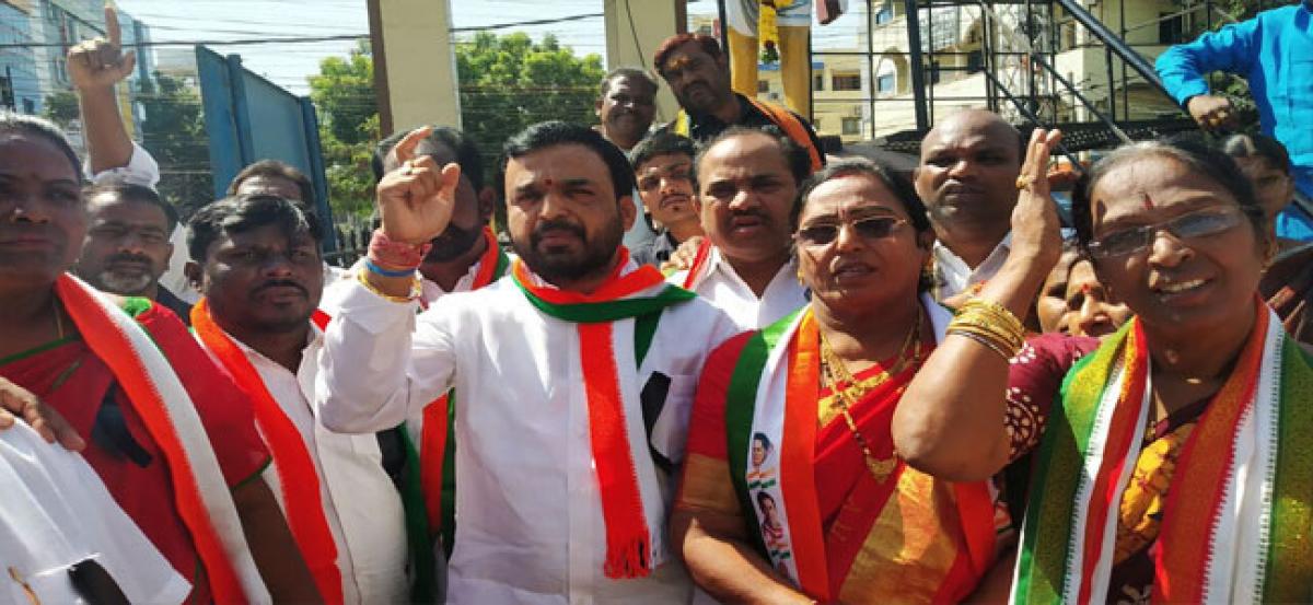 Congress leaders stage protest