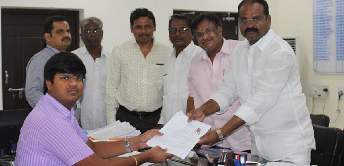 Congress rebel files papers for East seat