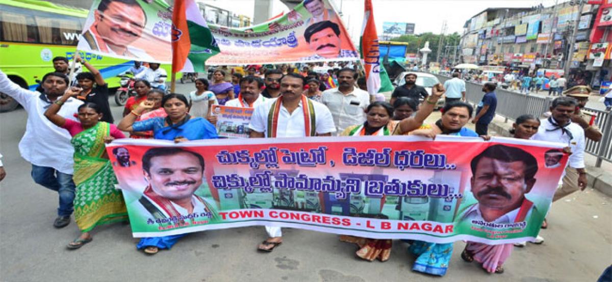 Congress leaders protest against hike in fuel prices