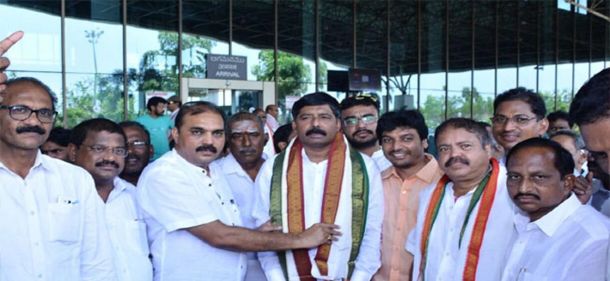 Congress leaders welcome Rudra Raju