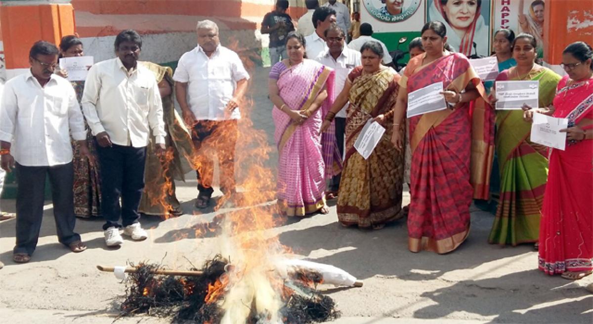 Congress activists burn effigies of Centre, State govt