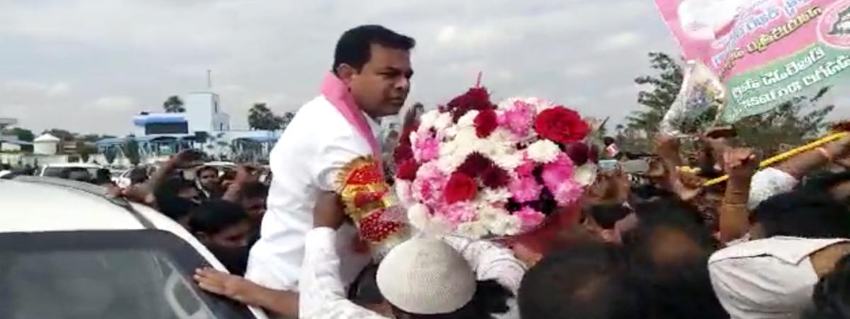 Grand welcome to KTR in Bhongir, Aler