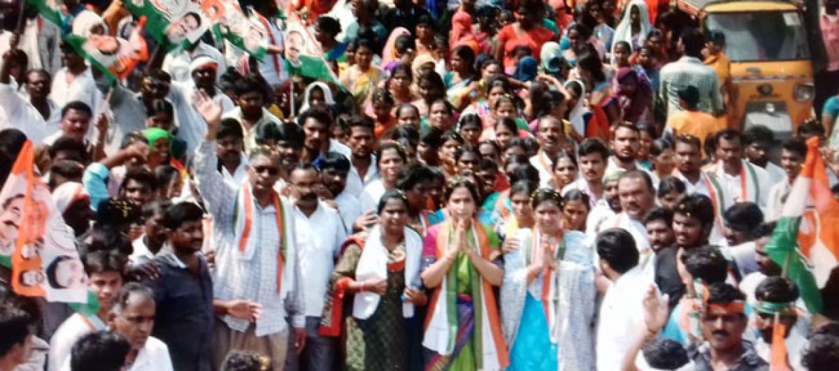 Wife, daughter join campaign for Congress candidate Ramesh Reddy