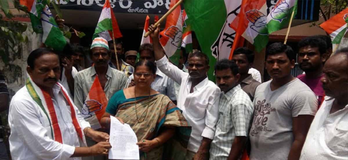 Congress protests undemocratic ways of Karnataka governor