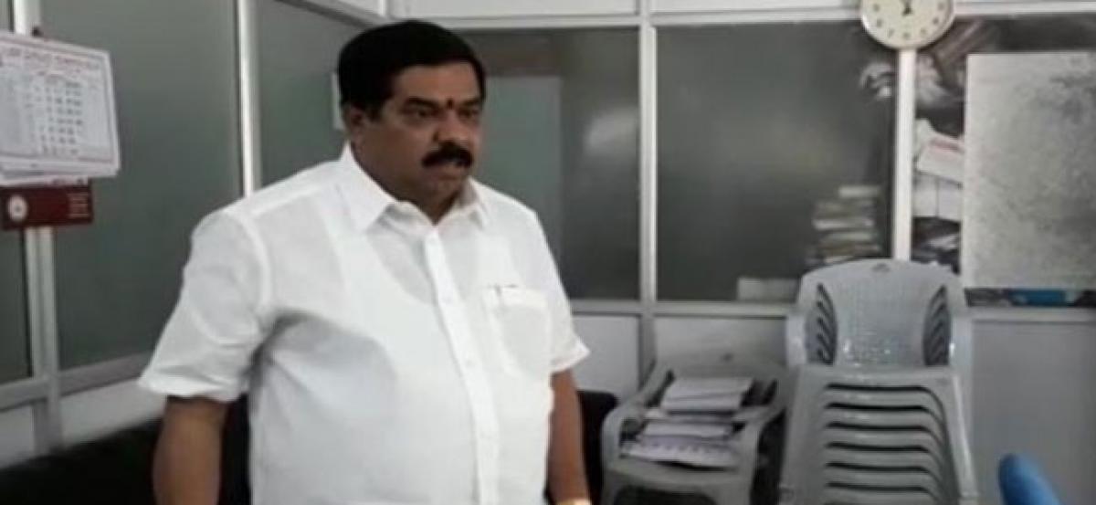 Congress leader threatening to set BBMP office on fire, surrenders