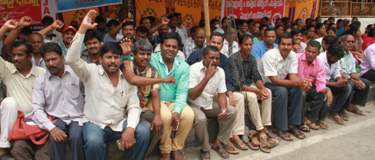 AP Govt contract staff stages stir