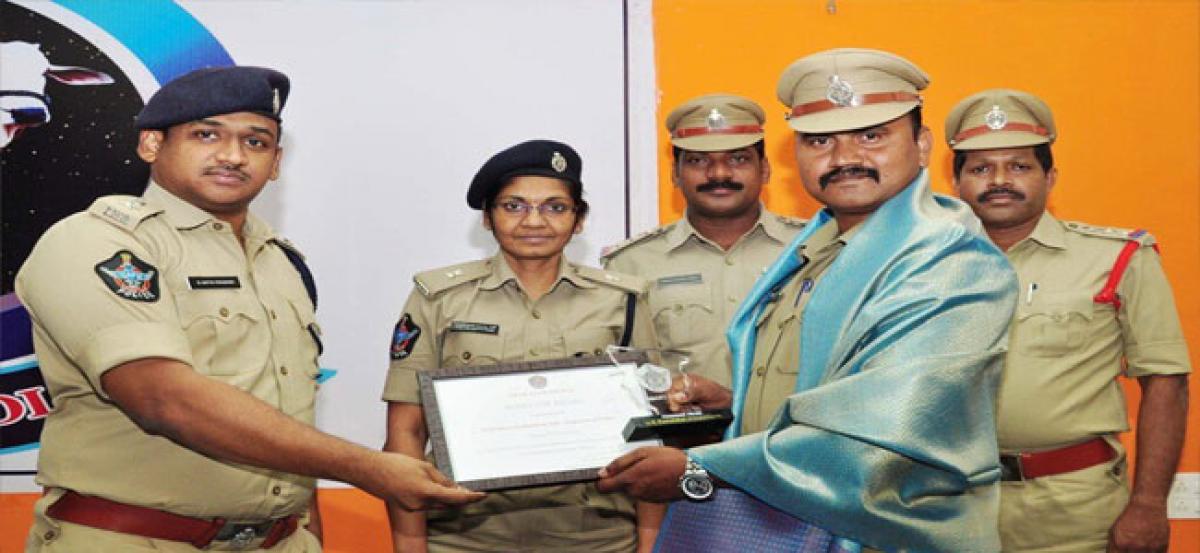 Prakasam SP presents Smart Cop, other awards