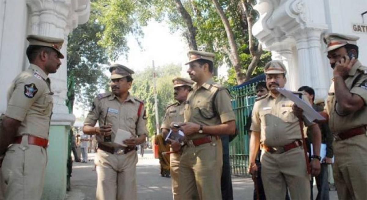 Cops bust murder sketch, 4 held