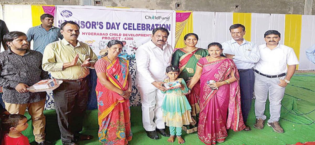 Corporator distributes prizes to children