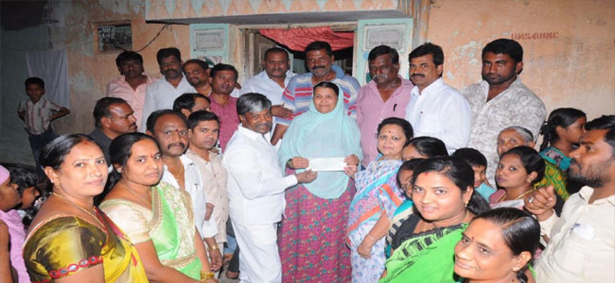 Minister distributes Shaadi Mubarak cheques