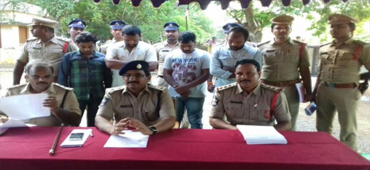 4 red sanders smugglers held; logs worth Rupees 1.2 crore seized