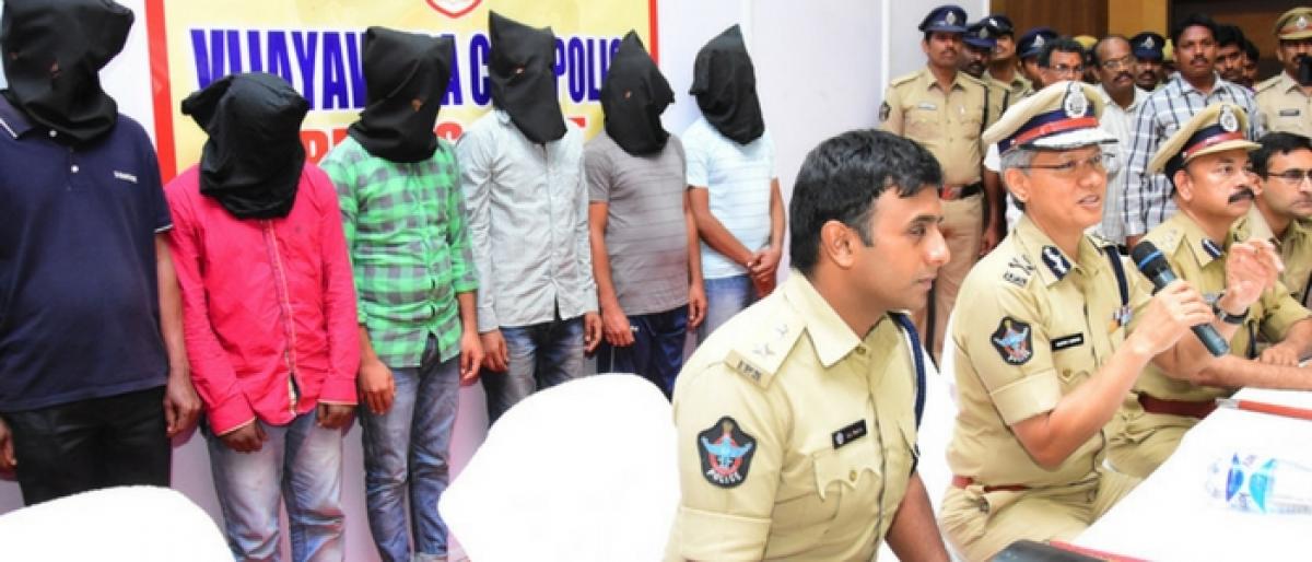 7 inter-state criminals held; 4 kg gold ornaments seized