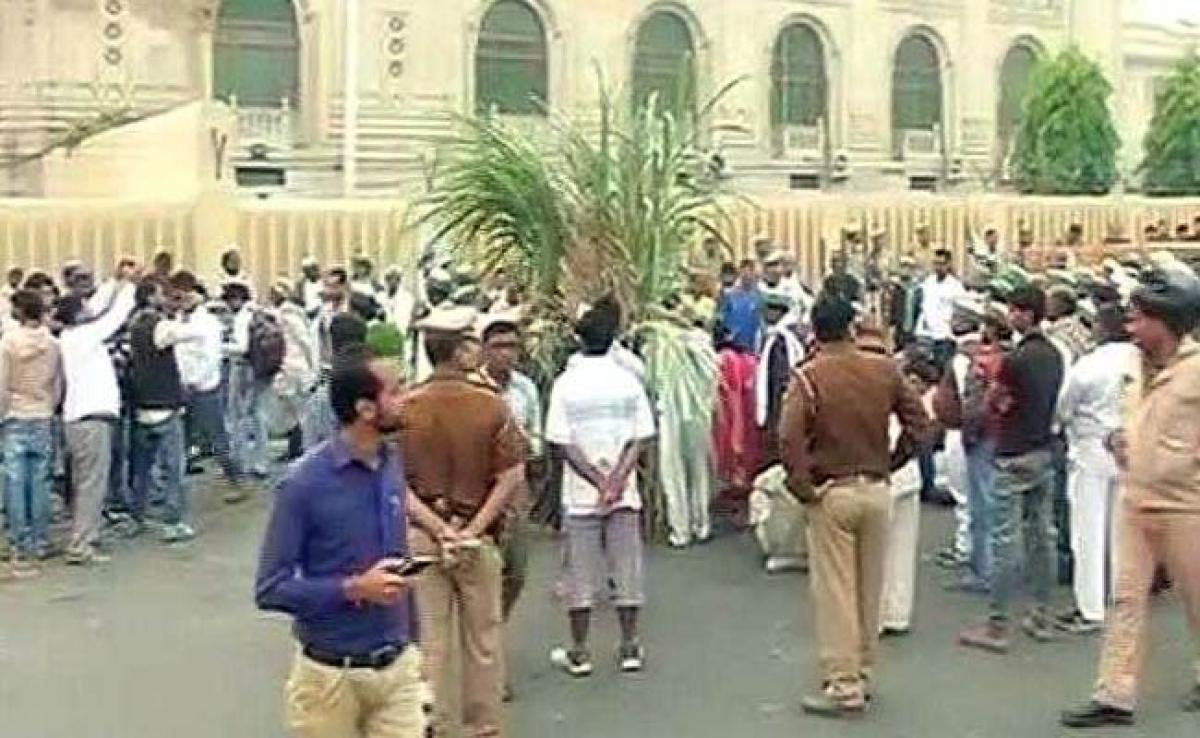 Farmers Protest Against Yogi Adityanath, Burn Crops Outside Assembly