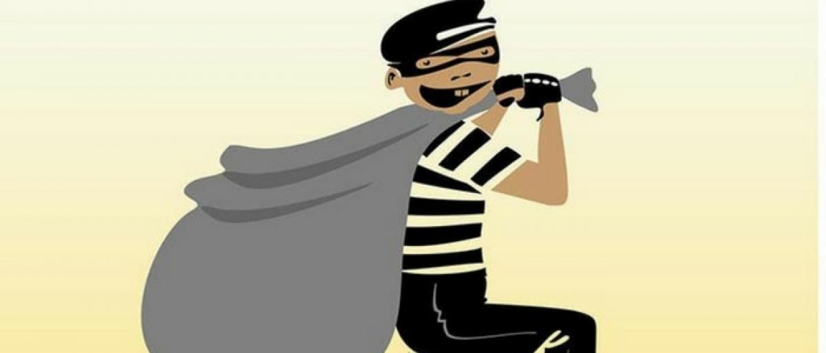 Inter-state gang loots house in Visakhapatnam