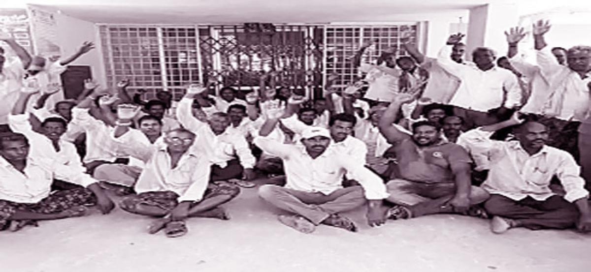 Lemon farmers stage protest at market yard