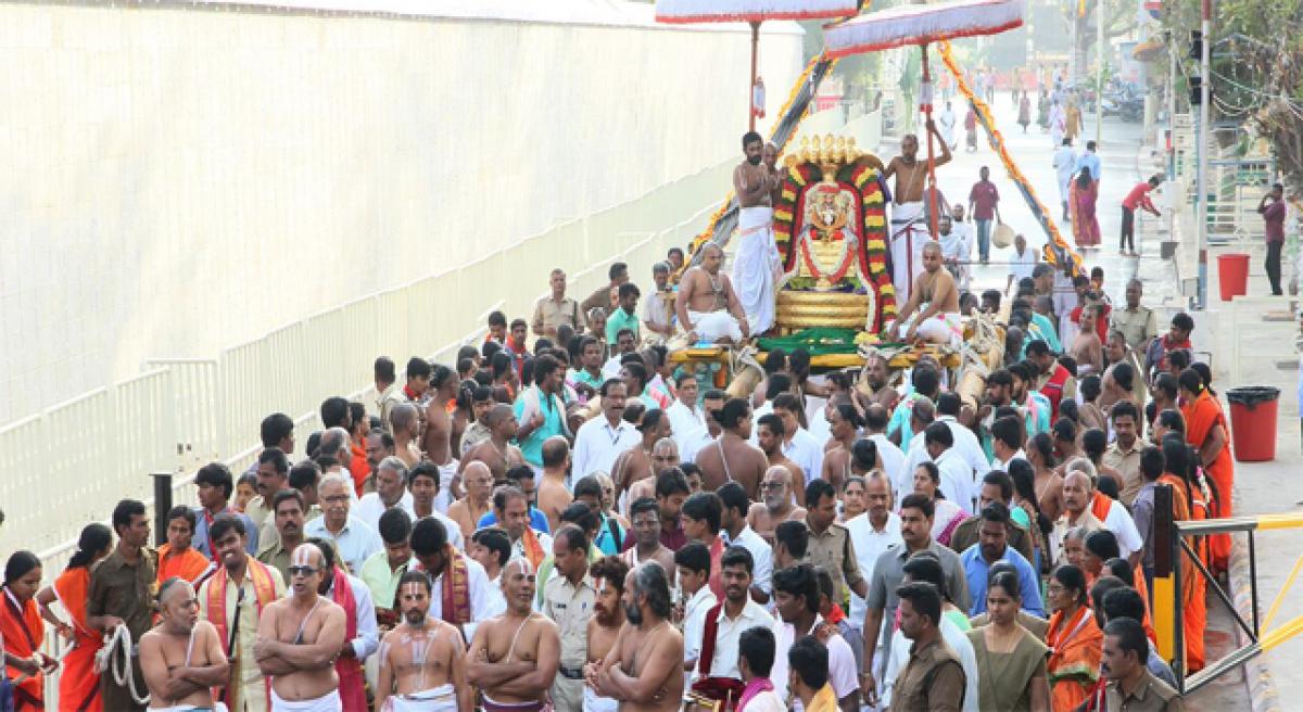 Lord blesses devotees on Chinna Sesha Vahanam