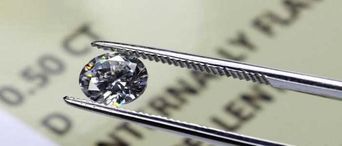 Jewellers con bizman with fake diamond