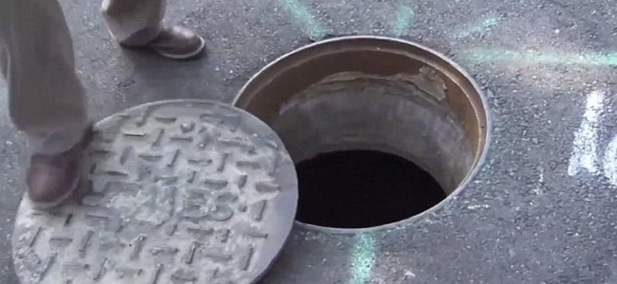 Daily wage worker found dead inside drain