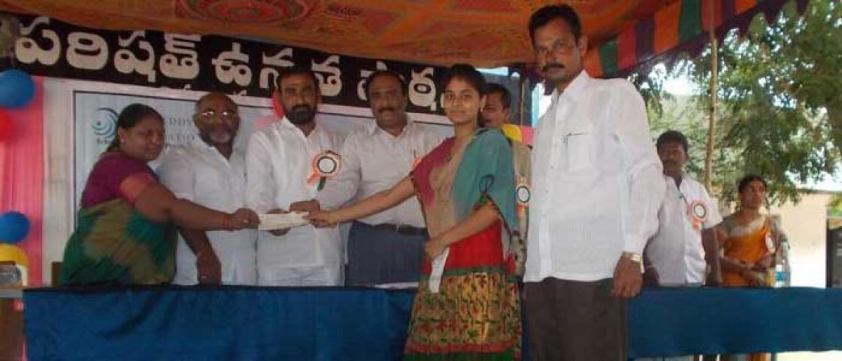 Dr Reddy’s hands over aid to meritorious students