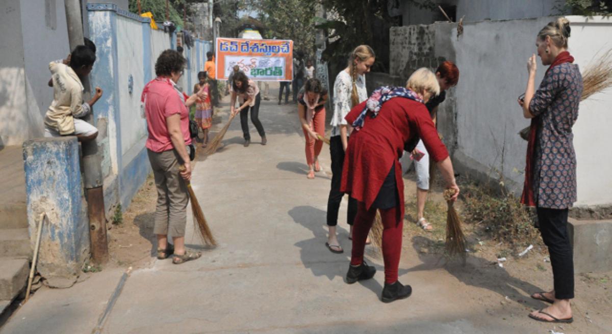 Dutch, Swiss nationals in Swachh Bharat