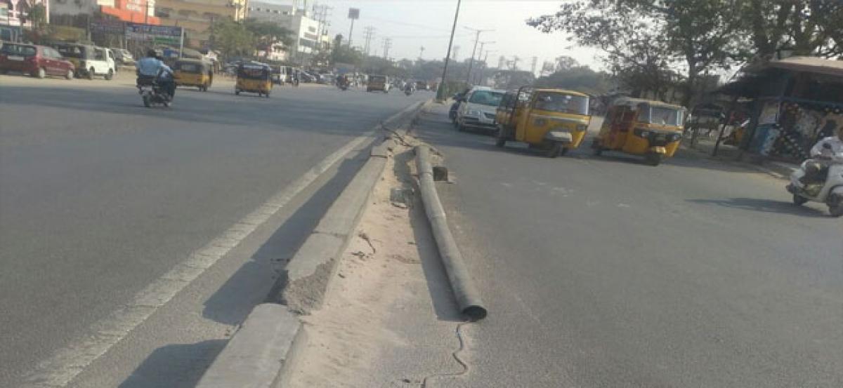 Fallen electric pole poses grave danger on Mumbai highway