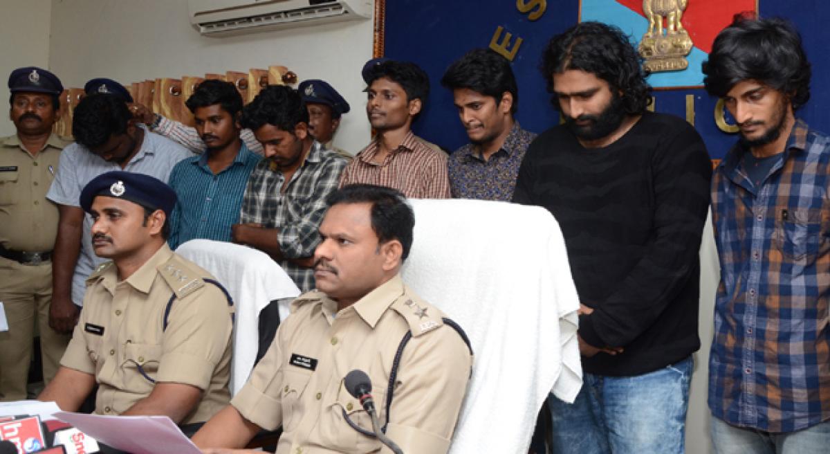 7-member gang arrested; Gold jewellery worth 1.23 cr seized