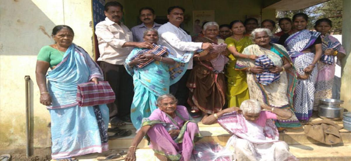 Ex-Sarpanch distributes blankets to the poor