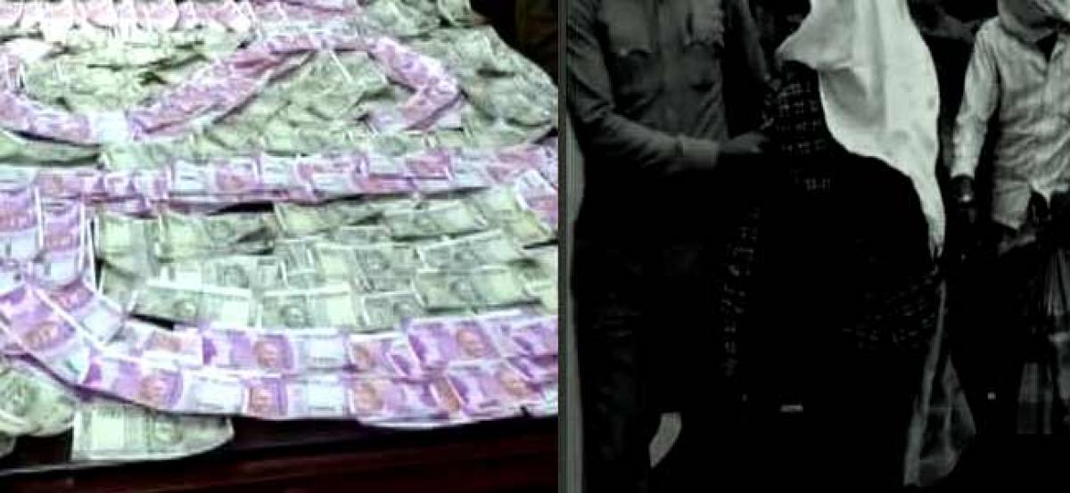 A five member gang busted on the charges of exchanging fake currency