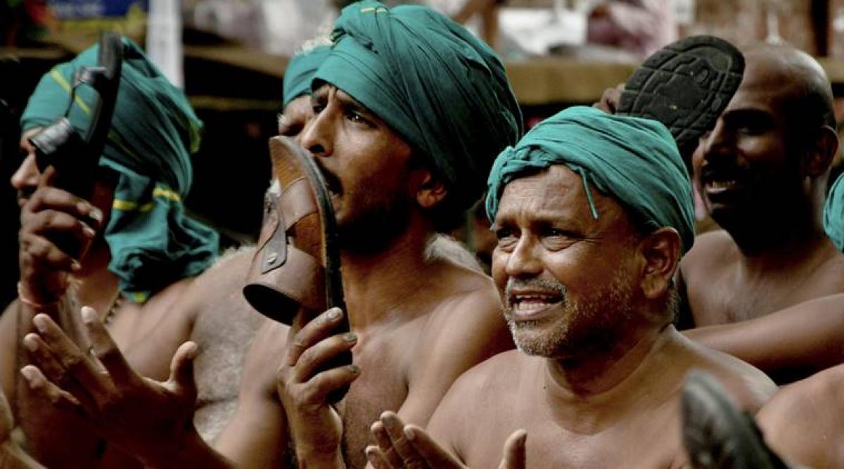 Tamil Nadu farmer protesting at Jantar Mantar attempts suicide