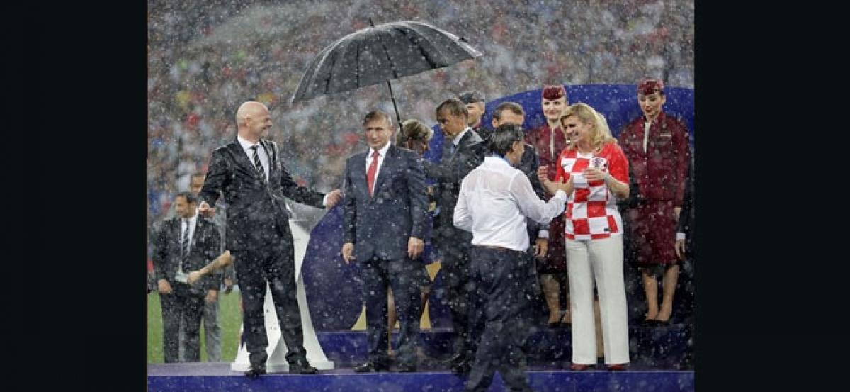 Putins umbrella hogs all limelight at FIFA WC presentation