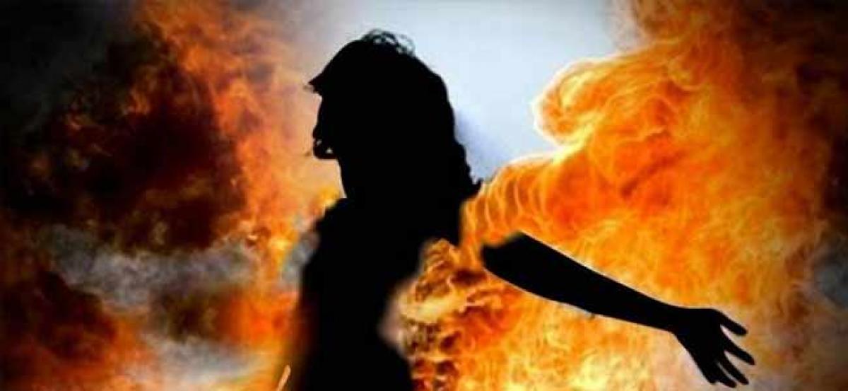 17-yr-old girl set ablaze by jilted lover in UP