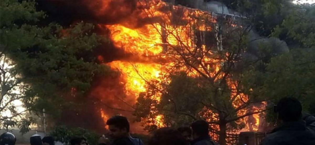 Delhi: Fire in Karol Bagh, one dead